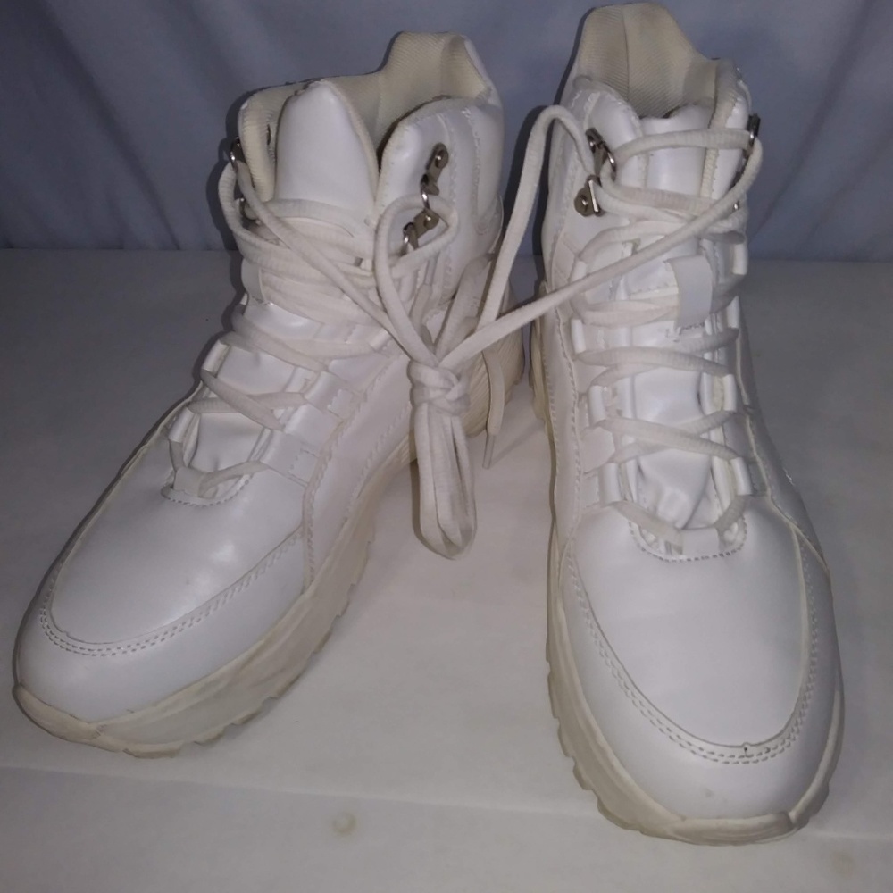Wild Fable Ladies Size 8 White High Tops Lace-Up